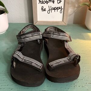 Teva Black and White Patterned Sandals SZ 8 box 106